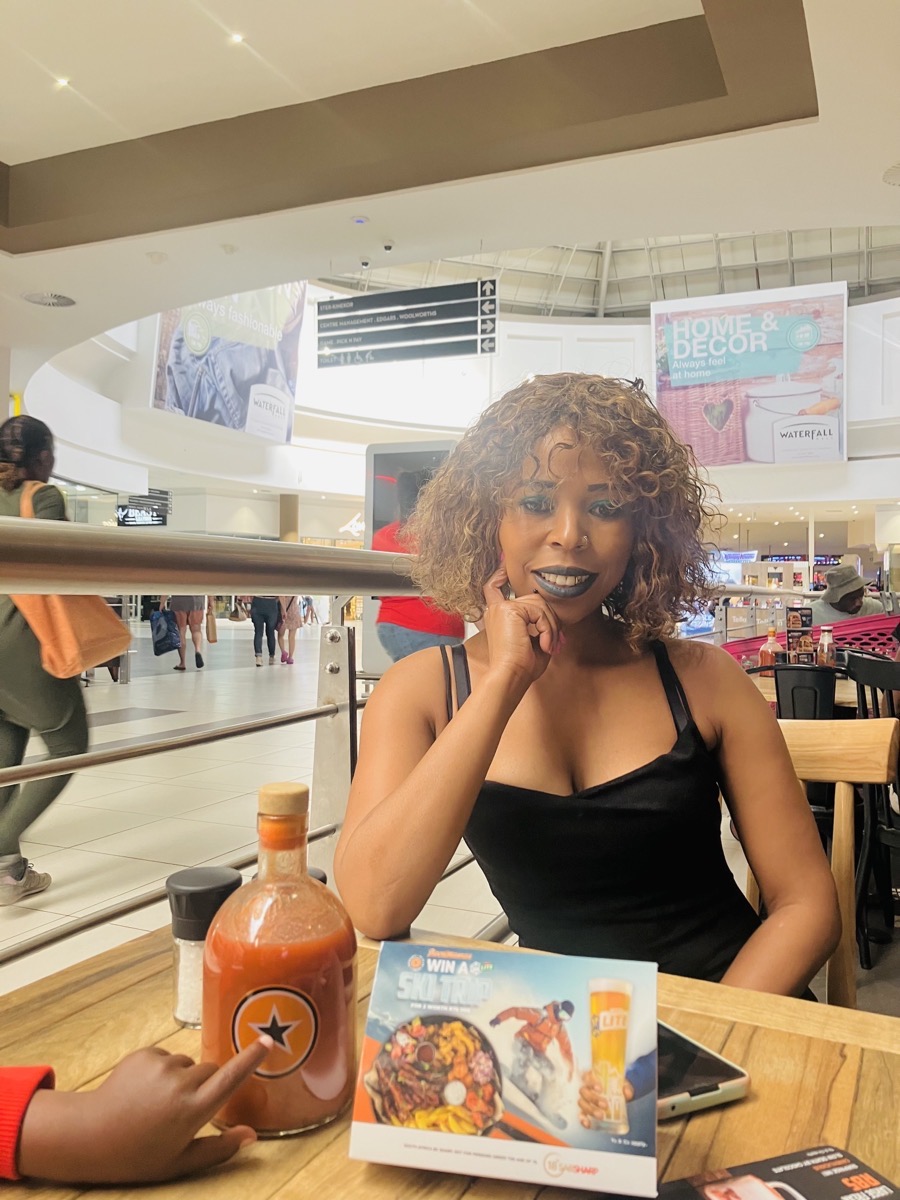 Glueless Brazilian Remy Human Hair Wig - Highlight Color Short Curly Bob with Bangs, Wear-to-Go Wig Suitable for Women & Men, Density Curly Hair for Daily Use & Special Events (No Glue Required) photo review