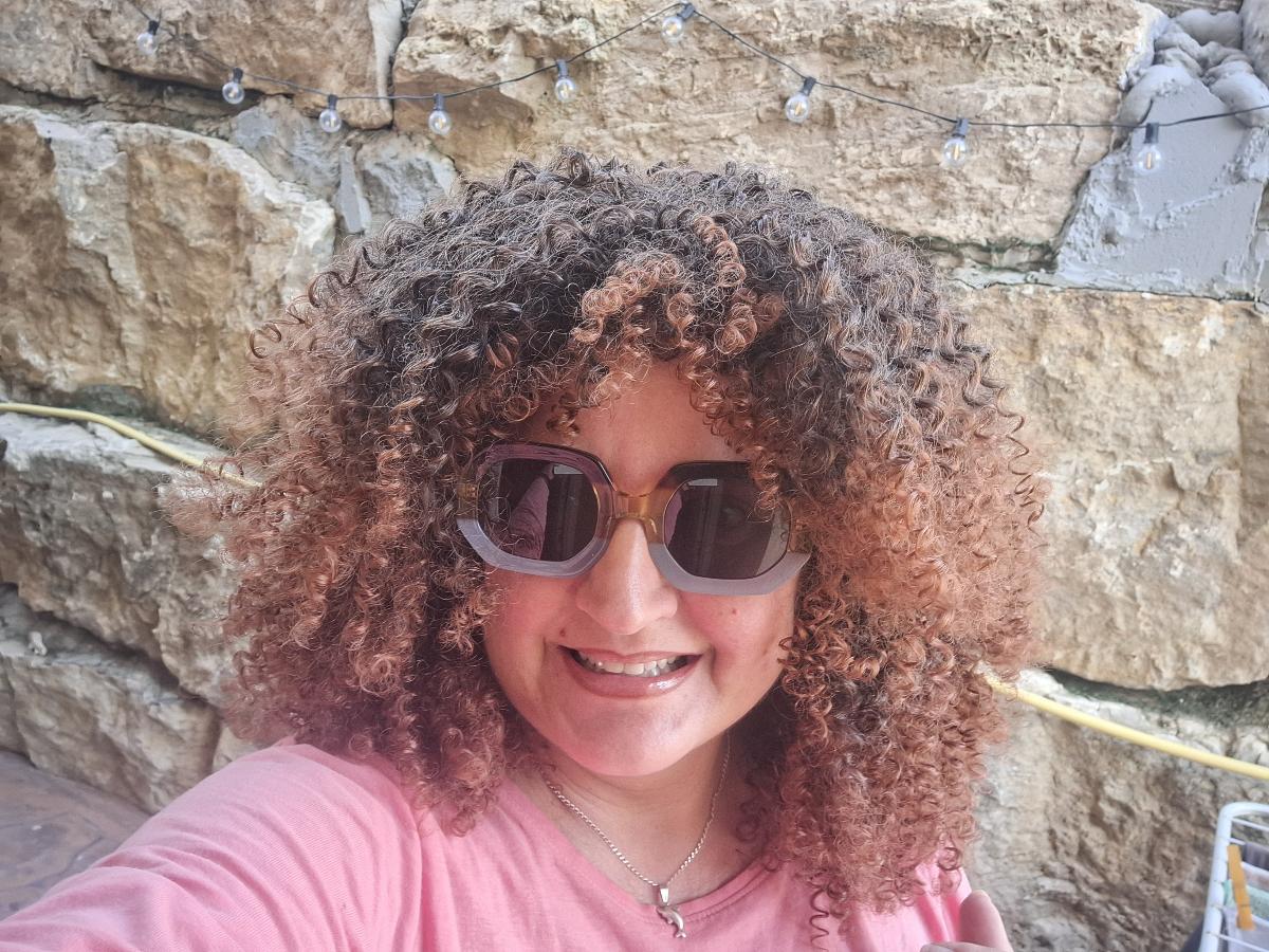 40.64 cm Afro Curly/Kinky Synthetic Wig with Bangs - Natural Look Wig for Women & Men, Easy to Style with Heat Tools, Perfect for Cosplay, Everyday & Special Events - Voluminous Curly Hairstyle, Short Hair Wig, Event Hairpiece, Secure Fit Cap, Cosplay Enthusiasts, Quick Hairstyle Change, Fashion Lovers photo review