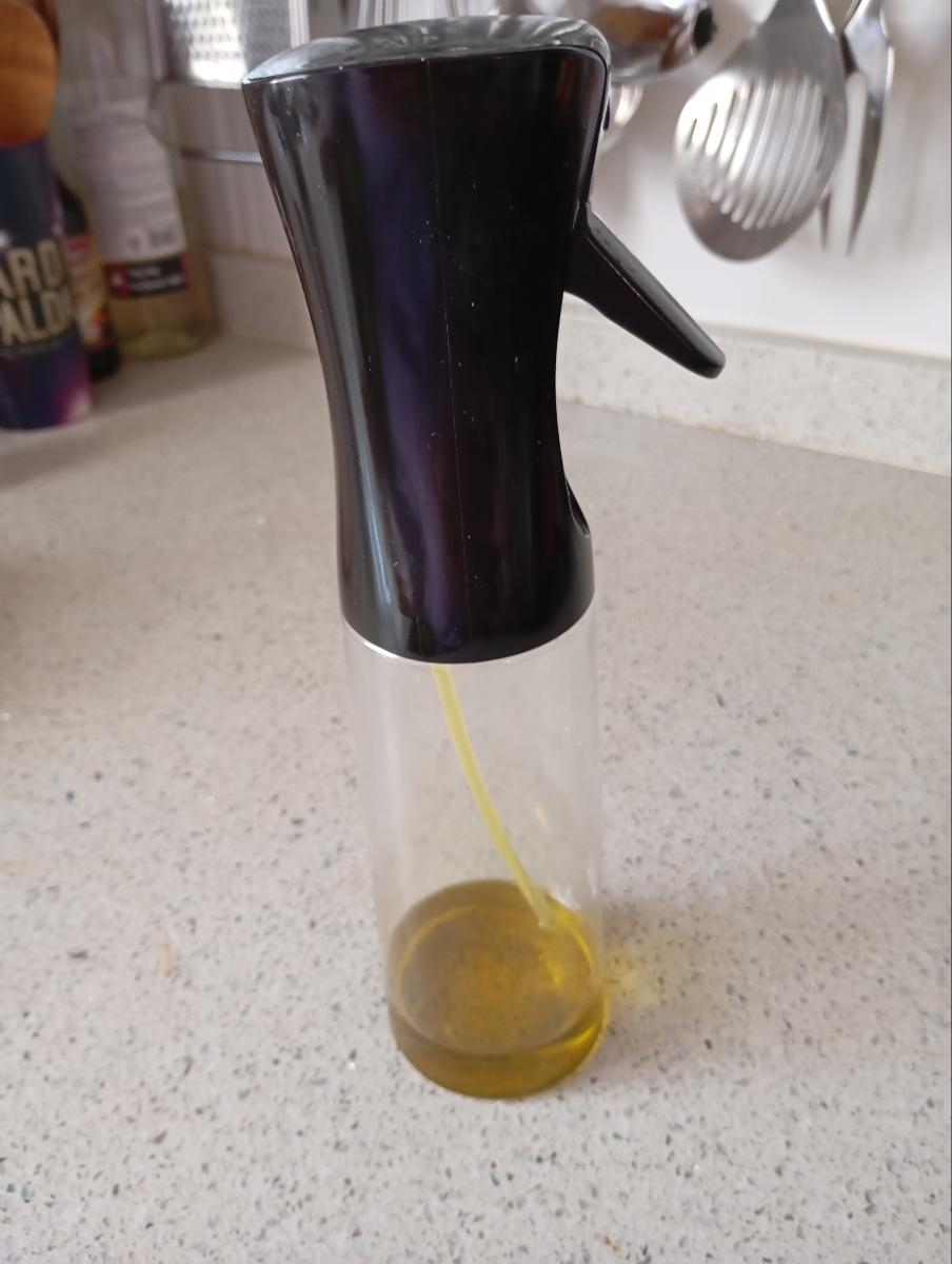 300ml Multi-Use Oil Spray Bottle - Transparent PET with Black Trigger Nozzle, Ideal for Cooking, BBQ & Baking - Easy-Level Indicator, Outdoor Safe, Oil Sprayer Bottle for Cooking Sinterklaas photo review