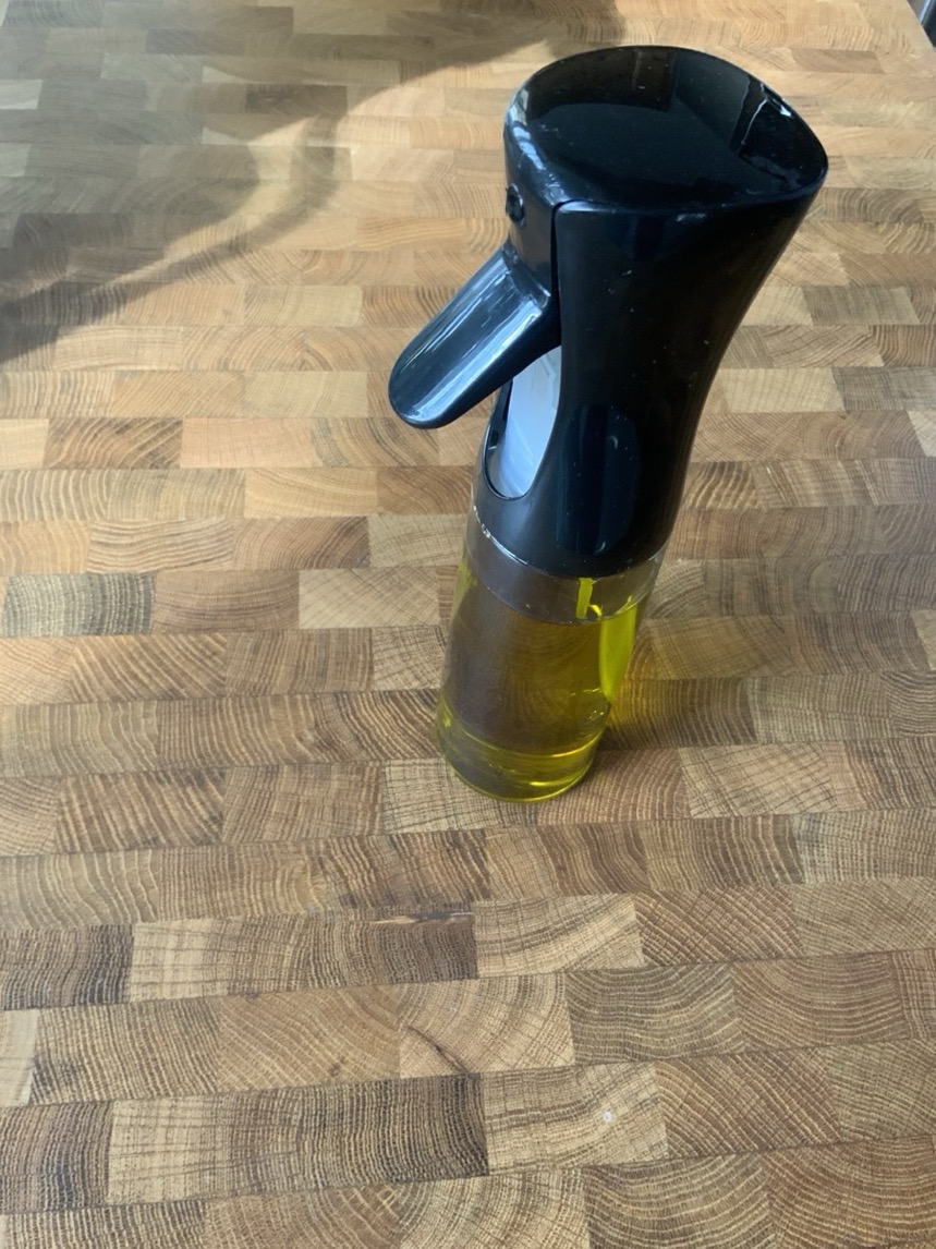 300ml Multi-Use Oil Spray Bottle - Transparent PET with Black Trigger Nozzle, Ideal for Cooking, BBQ & Baking - Easy-Level Indicator, Outdoor Safe, Oil Sprayer Bottle for Cooking Sinterklaas photo review