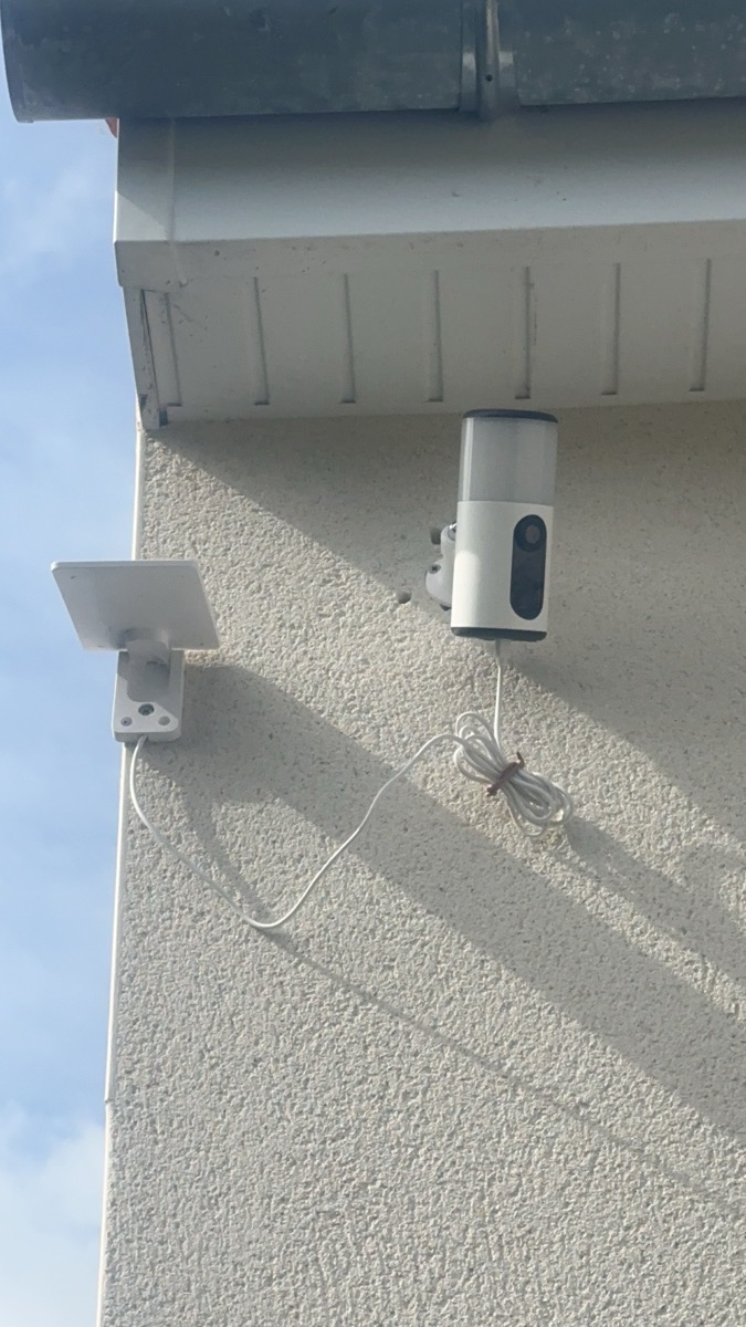 Caméra solaire extérieure sans fil, caméra projecteur, vidéo avec vision nocturne couleur, audio bidirectionnel, sirène à détection de mouvement, accès multi-utilisateurs, stockage local sur carte SD et abonnement cloud en option, compatible Alexa, ANRAN photo review