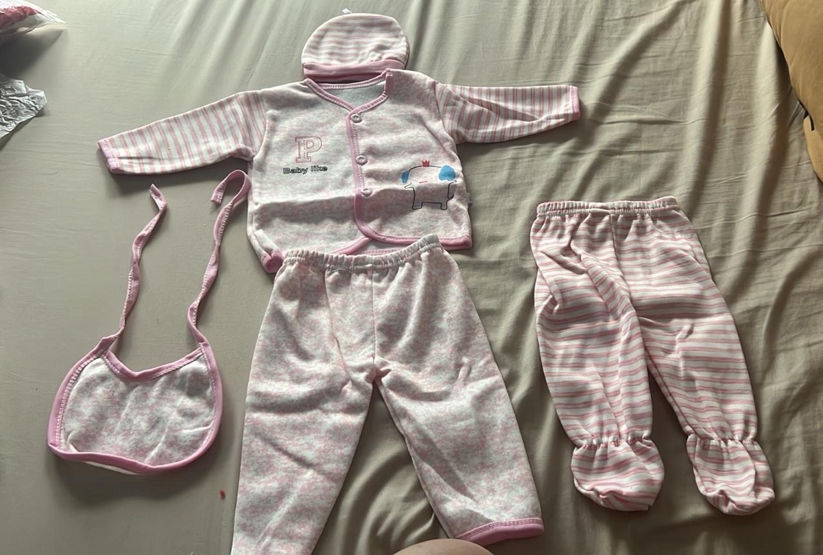 Baby Newborn Spring & Summer 5pcs Set, 0-3 Months Baby Outfit, Random Cute Cartoon Designs, Machine Washable, 1 Top, 2 Pants, Hat, Bib, Perfect for Outdoor, The Best Gift for Newborns and Pregnant Moms, Perfect for Outdoor photo review