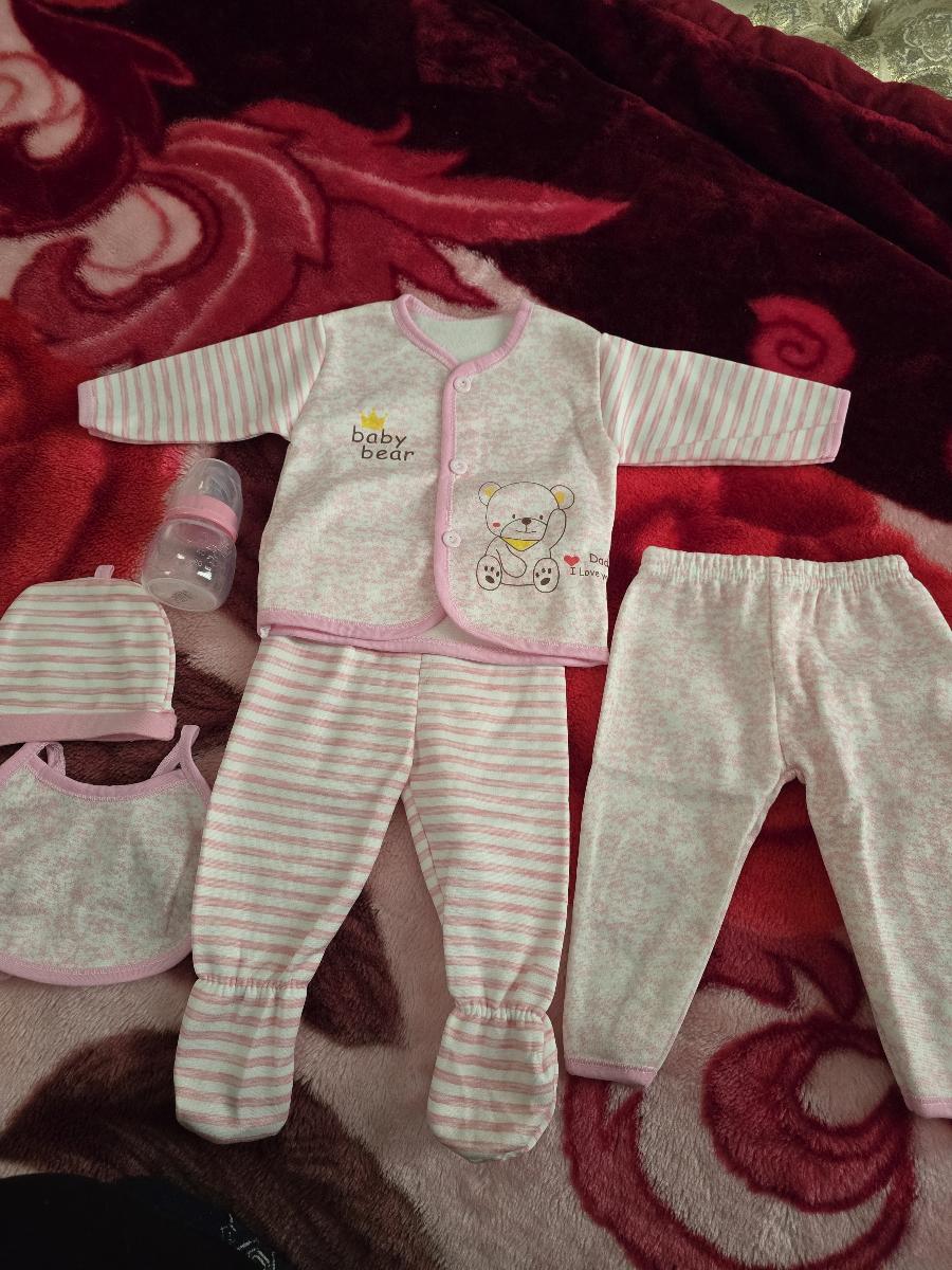 Baby Newborn Spring & Summer 5pcs Set, 0-3 Months Baby Outfit, Random Cute Cartoon Designs, Machine Washable, 1 Top, 2 Pants, Hat, Bib, Perfect for Outdoor, The Best Gift for Newborns and Pregnant Moms, Perfect for Outdoor photo review