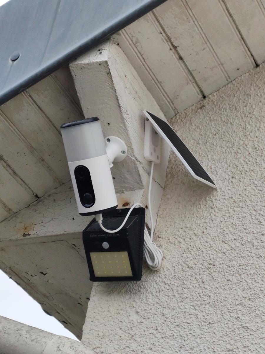 Caméra solaire extérieure sans fil, caméra projecteur, vidéo avec vision nocturne couleur, audio bidirectionnel, sirène à détection de mouvement, accès multi-utilisateurs, stockage local sur carte SD et abonnement cloud en option, compatible Alexa, ANRAN photo review