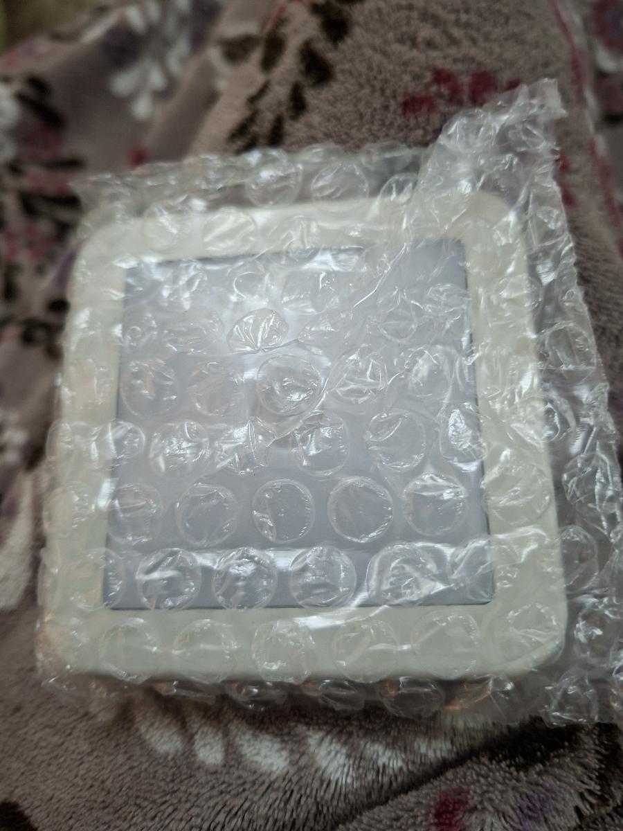 Smart Motion Sensor 6-LED Floor/Ceiling/Wall Light - Wireless, IP44, Auto On/Off, Energy Saving, Plug-and-Play Installation, Modern Square Design. Suitable for Hallways, Stairs, Living Rooms, Bedrooms (Batteries Not Included). Ideal for Home, Garage photo review