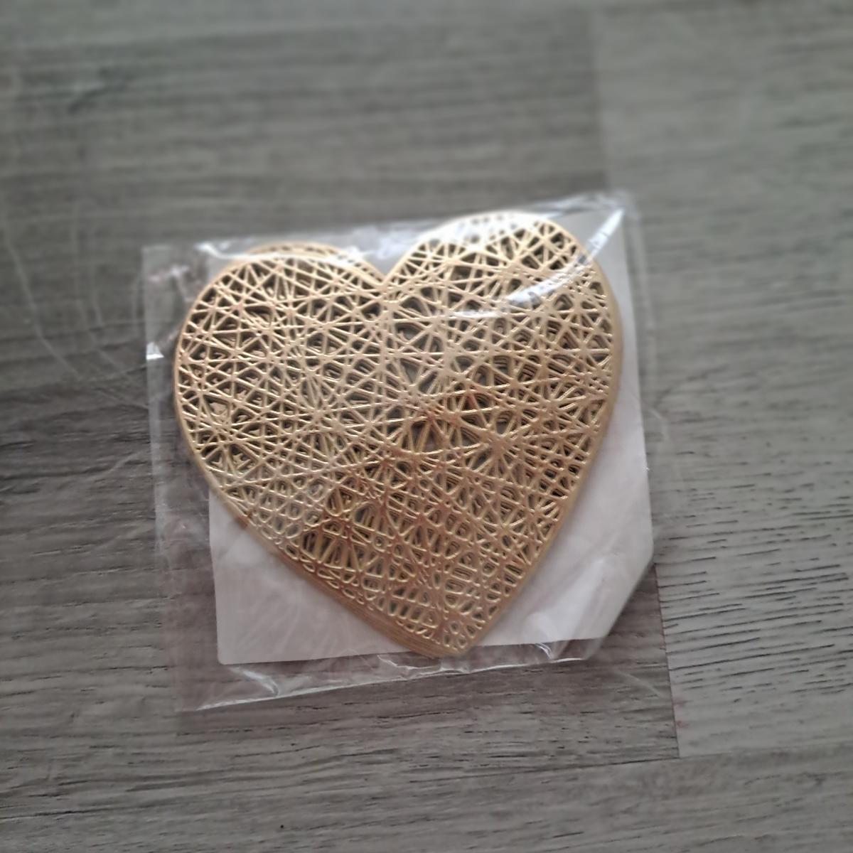 4pcs, Placemats, Creative Love Heart Shape Small Coaster, Household Decorative Meal Coaster, PVC Heat Insulation Bronzing Coaster, Coffee Non-slip Placemat, Dining Table Decor photo review