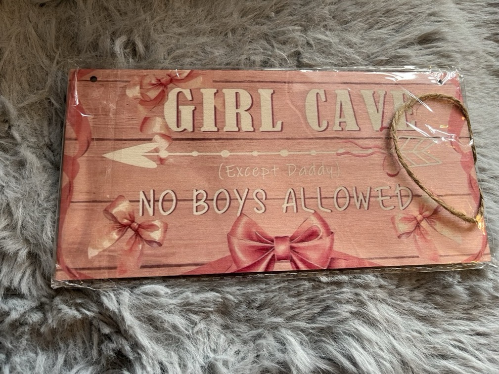 2D Flat, 1pc, Sign for a Cave, Wooden Wall Decoration with a Bow, Perfect Gifts for Fans of Pink, Decor for a Pink-Themed Room, No Boys Permitted Except for Dad in The Girls' Bedroom photo review