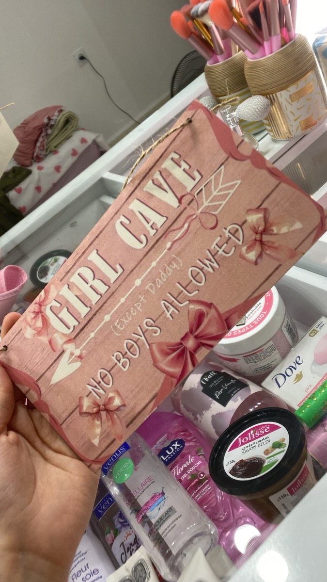 2D Flat, 1pc, Sign for a Cave, Wooden Wall Decoration with a Bow, Perfect Gifts for Fans of Pink, Decor for a Pink-Themed Room, No Boys Permitted Except for Dad in The Girls' Bedroom photo review