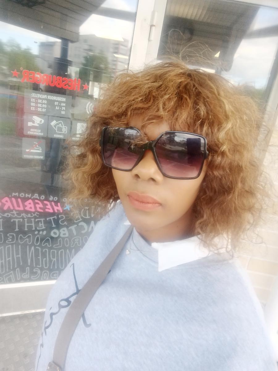 Glueless Brazilian Remy Human Hair Wig - Highlight Color Short Curly Bob with Bangs, Wear-to-Go Wig Suitable for Women & Men, Density Curly Hair for Daily Use & Special Events (No Glue Required) photo review