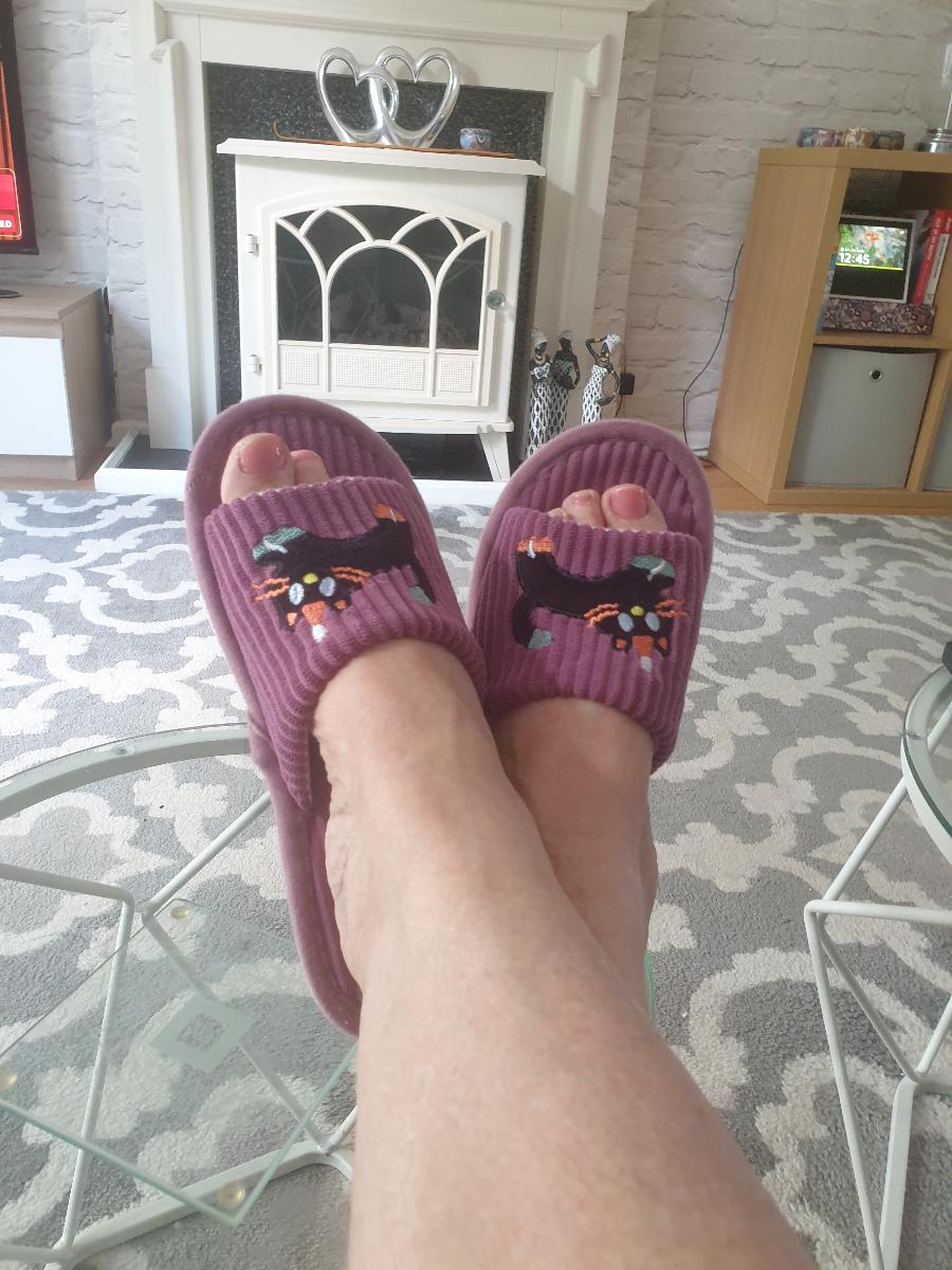 Floor Slippers with Kitten Hat & Stripes, Cozy Toe-Show, Unisex photo review