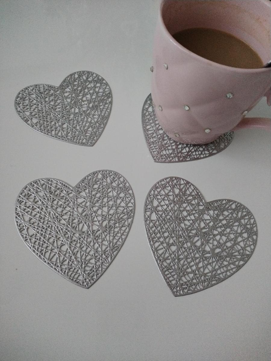 4pcs, Placemats, Creative Love Heart Shape Small Coaster, Household Decorative Meal Coaster, PVC Heat Insulation Bronzing Coaster, Coffee Non-slip Placemat, Dining Table Decor photo review