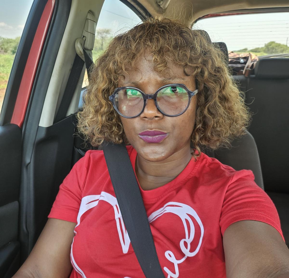 Glueless Brazilian Remy Human Hair Wig - Highlight Color Short Curly Bob with Bangs, Wear-to-Go Wig Suitable for Women & Men, Density Curly Hair for Daily Use & Special Events (No Glue Required) photo review