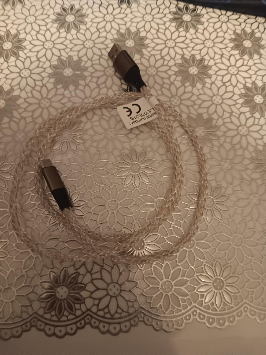 Câble RGB de charge rapide Type-C/USB vers Type-C PD 66W Max Breathing pour iPhone 16/15 Series pour for Samsung S24 S23 S22 Xiaomi 14 13Pro K60 K50 Redmi OPPO VIVO Cordon de charge rapide pour appareils Type C pour Power Bank Chargeur USB de voiture Ligne de données de charge rapide USB C photo review