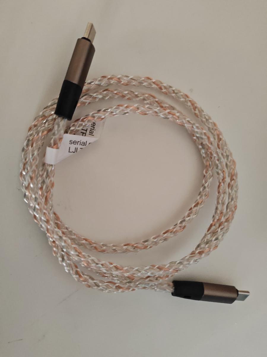 Câble RGB de charge rapide Type-C/USB vers Type-C PD 66W Max Breathing pour iPhone 16/15 Series pour for Samsung S24 S23 S22 Xiaomi 14 13Pro K60 K50 Redmi OPPO VIVO Cordon de charge rapide pour appareils Type C pour Power Bank Chargeur USB de voiture Ligne de données de charge rapide USB C photo review