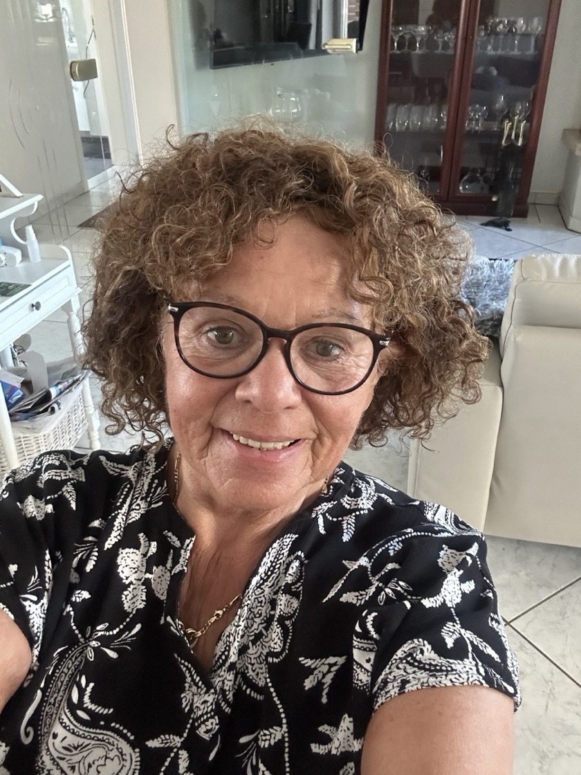 Glueless Brazilian Remy Human Hair Wig - Highlight Color Short Curly Bob with Bangs, Wear-to-Go Wig Suitable for Women & Men, Density Curly Hair for Daily Use & Special Events (No Glue Required) photo review