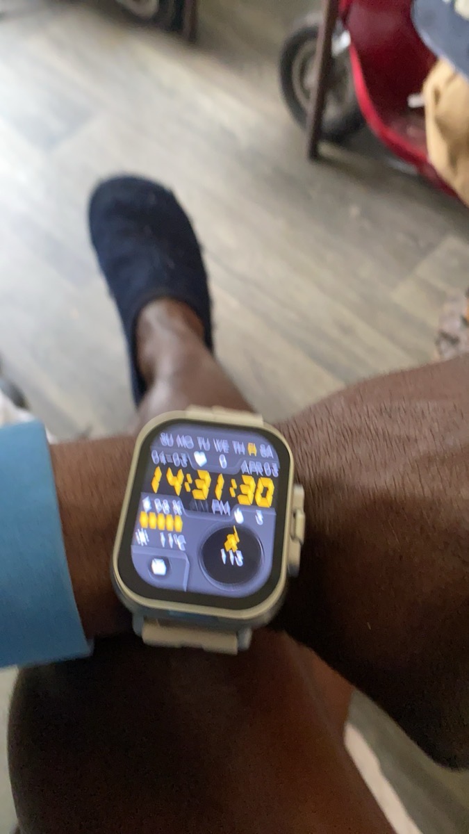 Une montre intelligente multifonctionnelle qui comprend des écouteurs TWS, une chargement sans fil, un écran haute définition de 2,01 pouces, divers modes sportifs, des mises à jour météo et des fonctions de calendrier. Elle est dotée d'une batterie au lithium rechargeable et d'un podomètre. photo review