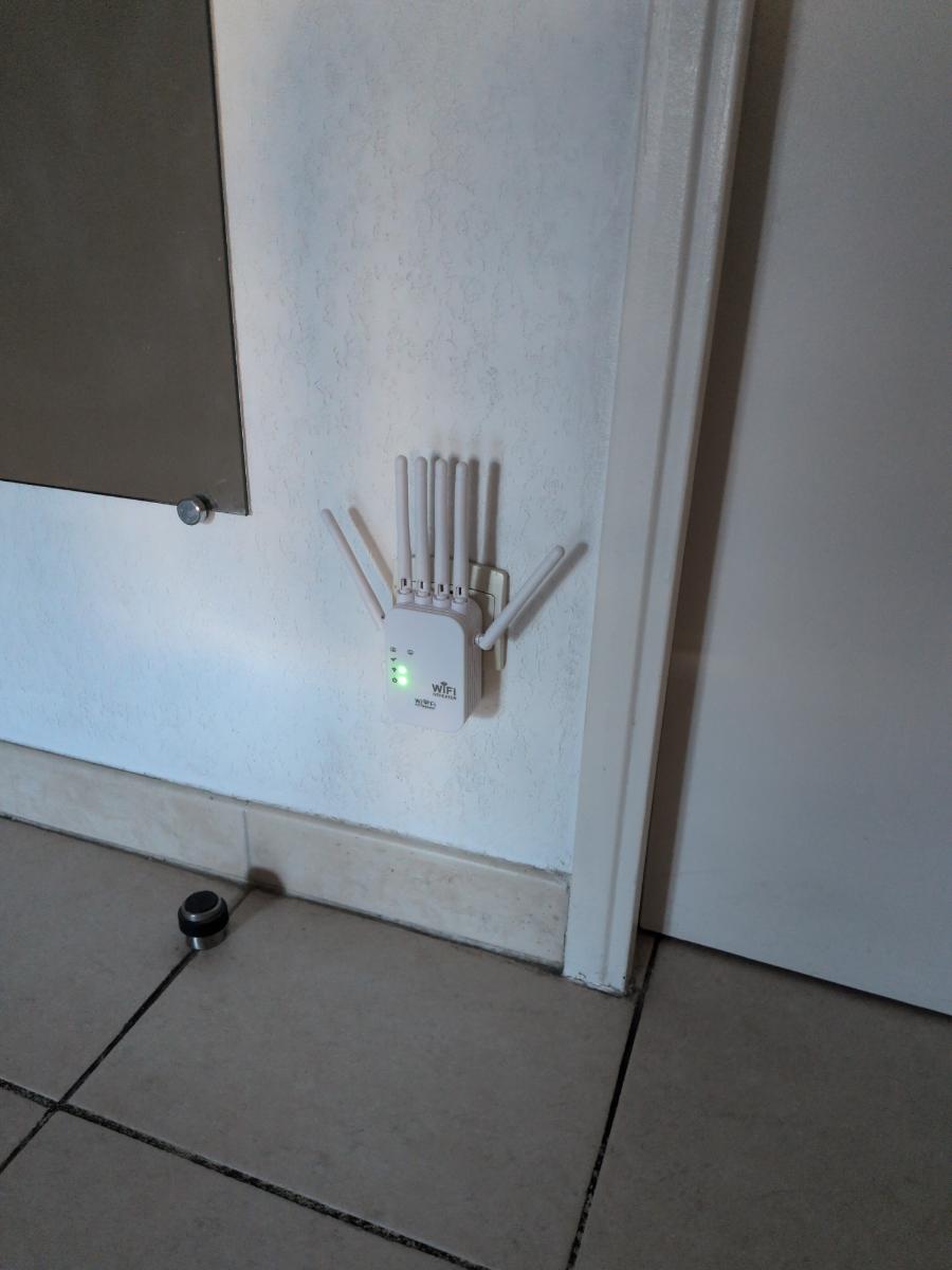 Amplificateur de signal Wifi haute performance pour la maison - Couvre 12850 pi² et 108 appareils, amplificateur Internet longue portée avec port Ethernet, configuration facile, fréquence radio 2,4 GHz, alimentation 100-240 V, prise standard européenne, aucune batterie requise photo review