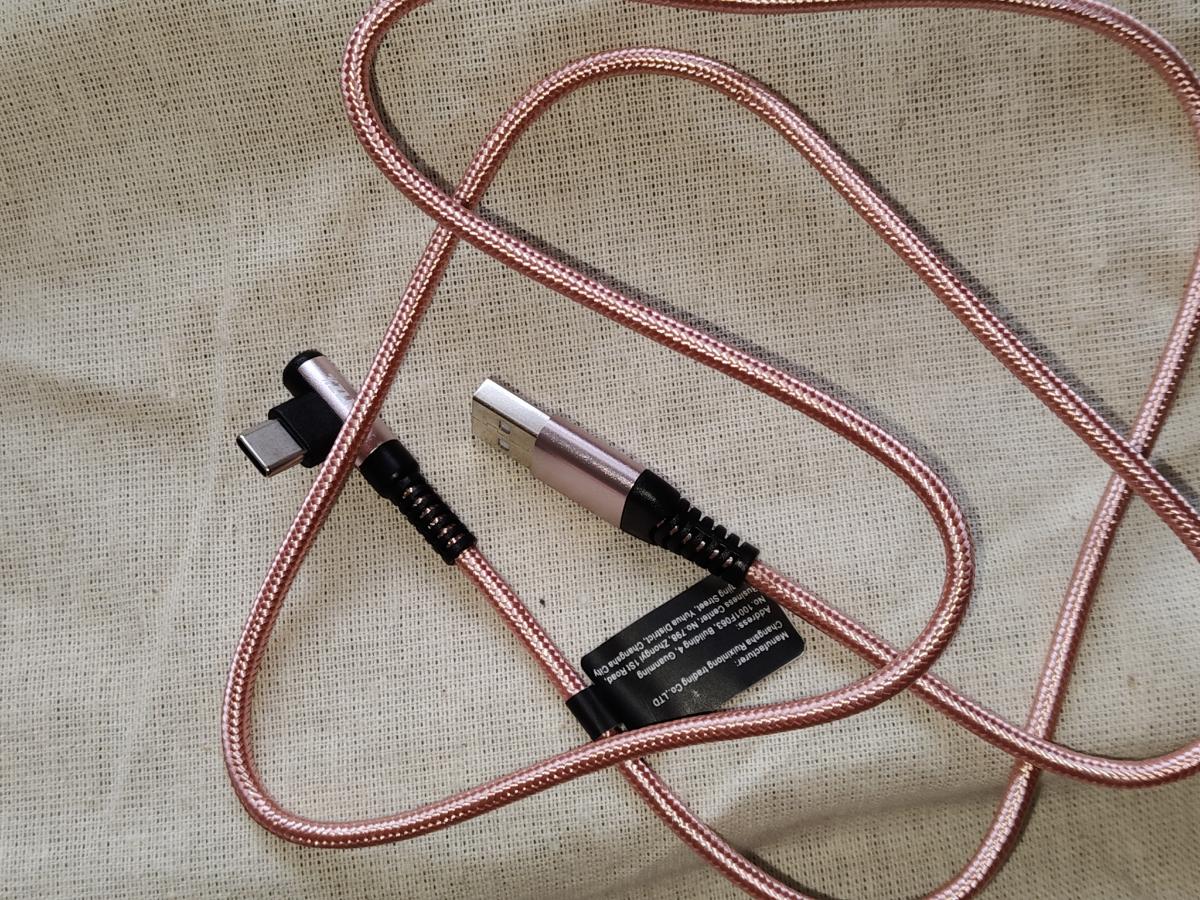 Огляд кутового кабелю USB-C в оплітці з Temu: зручно грати й лежати з телефоном, швидкість — як пощастить — фото покупця