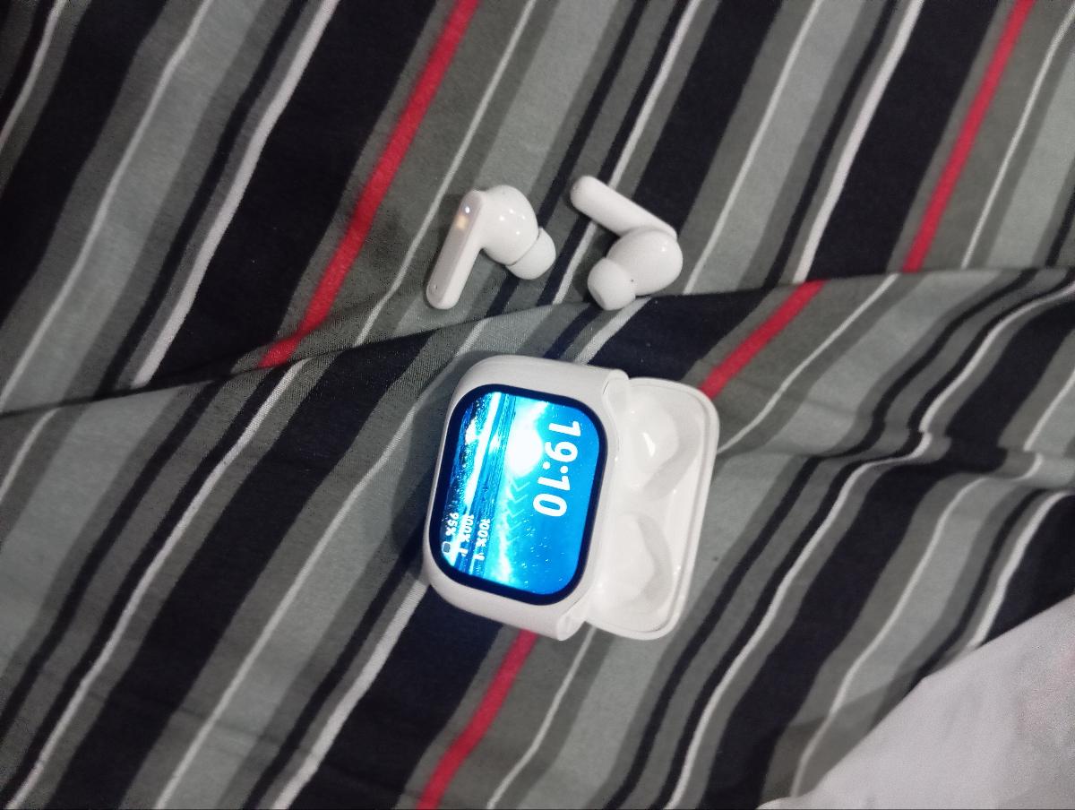 Casque d'écoute à traduction IA, prenant en charge la traduction en ligne en temps réel dans plus de 150 langues, contrôle d'écran grand format couleur LCD de 2 pouces, chargement Type-C, longue durée de vie de la batterie, casque sans fil 5.4, son stéréo, 4 microphones ENC photo review