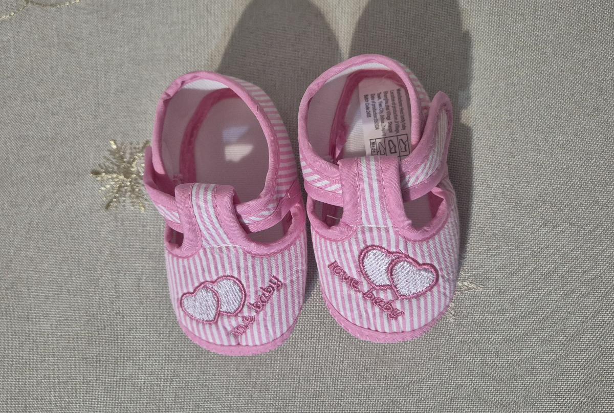 Soft-Soled Fabric Shoes with a Heart Design photo review