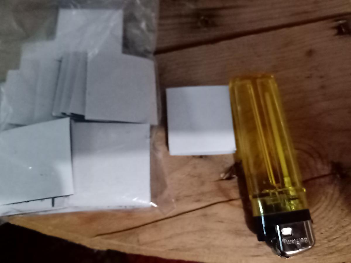 40 Bandes de Ruban Adhésif Double Face Robuste - Adhérence Antidérapante Super Forte, Ruban de Sol Antidérapant sans Résidu, Convient pour Tapis, Parquet, Carrelage, Bâche Huilée - Convient pour Maison, Bureau, Usage Commercial - Facile à Retirer et à Repositionner, Surface Texturée, Adhérence photo review