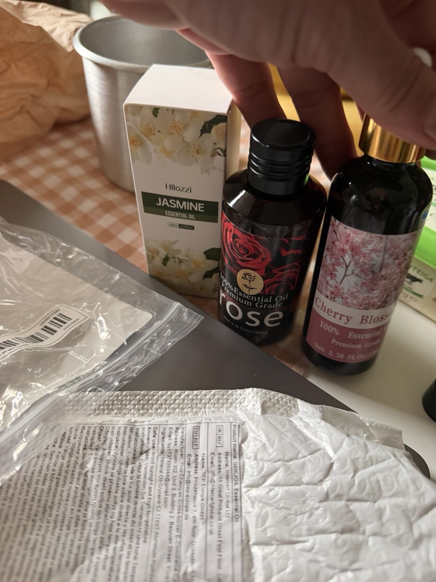 for Lotus Essential Oil --100% Pure, High-quality, Floral Fragrance --Hydrating, Moisturizing, Nourishing the Skin --Used for Skin, Hair, Face, Body Care --Suitable for Meditation, Bathing --100ml, Multi-purpose, for Lotus Body Massage Essential Oil photo review