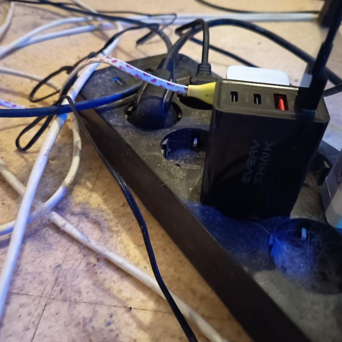 4-Port USB A+C Wall Charger Block: 10W Fast Charging Adapter with 2 USB-C & 2 USB-A Ports, Compatible with iPhone 16/15,, iPad photo review