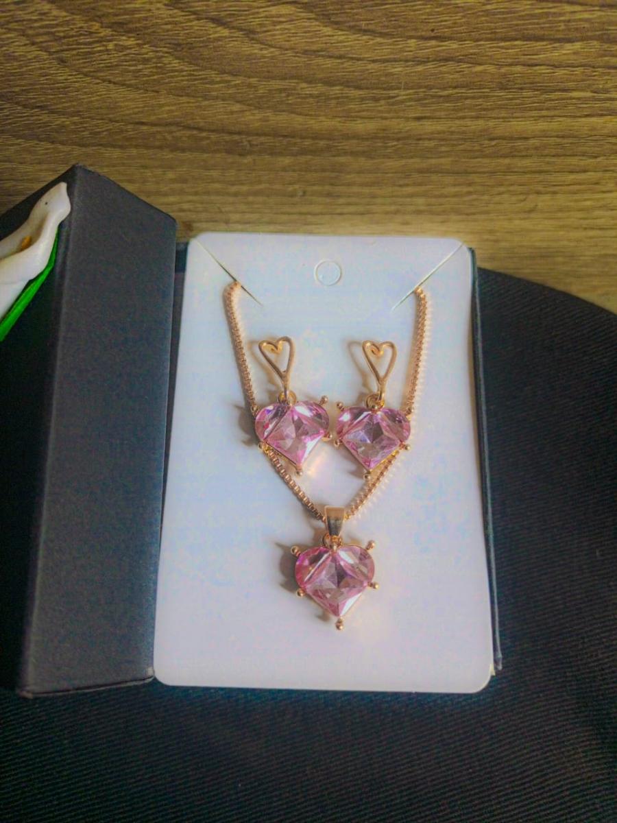 3pcs Shimmering Pink Heart Pendant Earrings And Necklace Set, Trendy Y2K Style, Casual All-Match Jewelry Suitable for Valentine'S Day Women'S Gift photo review