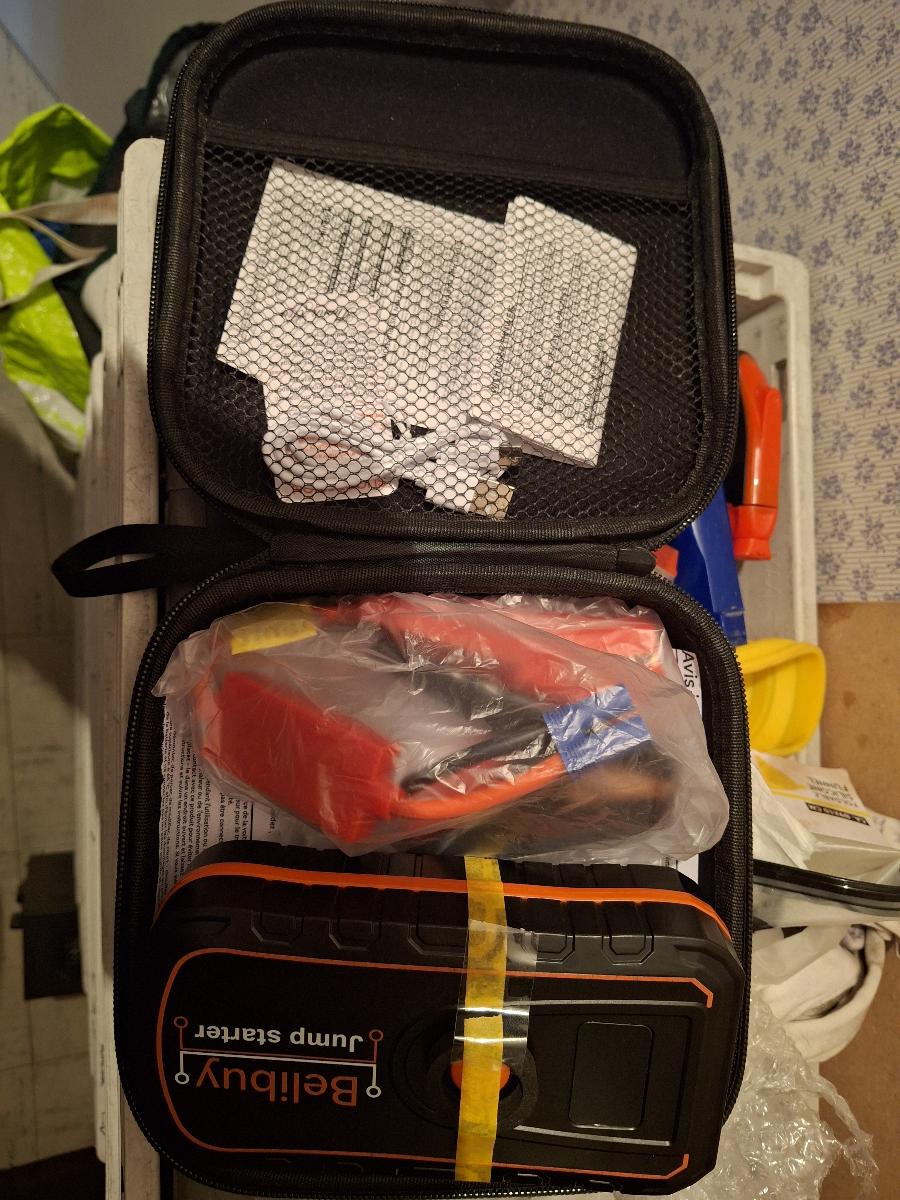 Démarreur de voiture d'urgence compact avec chargement USB, batterie rechargeable et conception robuste, idéal pour les véhicules tout-terrain et les activités de plein air photo review