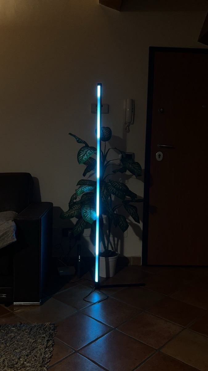 Lampe de sol d'angle RGBIC avec 16 millions de couleurs vibrantes, alimentée par USB, contrôle via application intelligente, synchronisation musicale, 1600 options de couleurs, à intensité variable, fonction minuterie, noire, idéale pour Noël, chambre à coucher, salon photo review