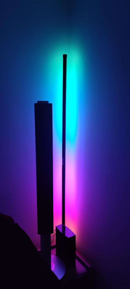 Lampe de sol d'angle RGBIC avec 16 millions de couleurs vibrantes, alimentée par USB, contrôle via application intelligente, synchronisation musicale, 1600 options de couleurs, à intensité variable, fonction minuterie, noire, idéale pour Noël, chambre à coucher, salon photo review