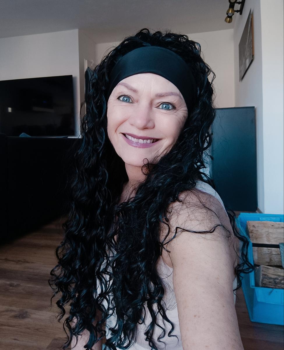 Headband Wigs Deep Wave Hair Wigs with Headband Long Wavy Synthetic Fiber Wigs with Headband Attached for Women photo review